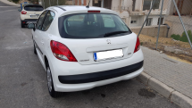 Белый автомобиль Peugeot на обочине дороги