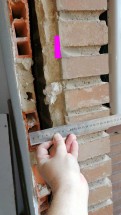 Измерение расстояния между кирпичами с помощью линейки