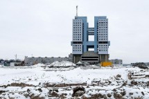 Современное здание на фоне зимнего пейзажа и снега