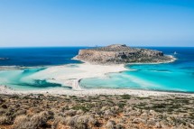 Красивая бухта с изолированным островом и голубой водой