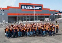 Сотрудники компании Bricomart позируют на открытии магазина