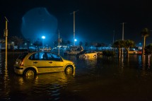 Затопленная парковка с автомобилями ночью