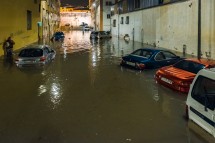 Затопленная улица с припаркованными автомобилями