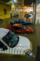 Затопленная улица с припаркованными автомобилями