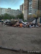 Свалка мусора во дворе жилых домов