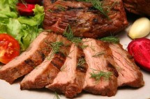 Нарезанное мясо с зеленью и овощами на тарелке — CostaSpain.net Нарезанное мясо с зеленью и овощами на тарелке