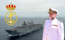 Военный в белой форме на фоне корабля и моря