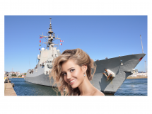 Женщина с длинными волосами на фоне военного корабля