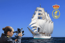 Женщина с прибором на фоне парусника на море