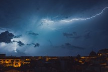 Гроза с молниями на фоне ночного неба