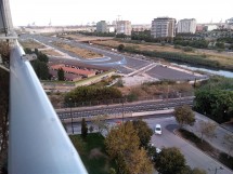 Вид на городскую местность с дорогами и железной дорогой