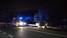 Дорожно-транспортное происшествие ночью, поврежденный автомобиль и спасатели