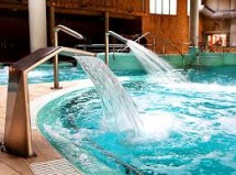 Бассейн с водопадами и прозрачной водой