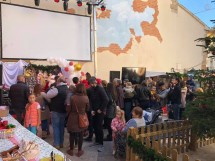 Толпа людей на празднике, украшенном шарами и гирляндами