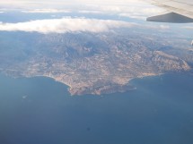 Панорама побережья с горами и морем сверху