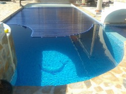 Бассейн с прозрачной водой и защитным покрытием