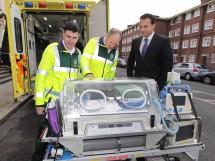 Медики осматривают инкубатор в ambulancе