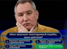 Мужчина с задумчивым выражением лица и вопросами на экране
