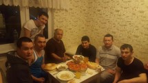Компания мужчин за столом с блюдами национальной кухни