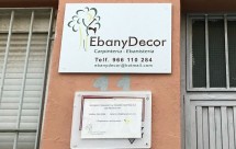 Вывеска компании EbanyDecor с контактной информацией
