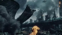 Разрушенный город с дымом и огнем на фоне