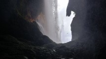 Водопад, окружённый скалами и зеленью