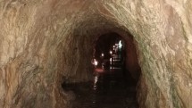 Туннель с освещением и влажными стенами