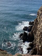 Скалы у моря с волнами и прозрачной водой