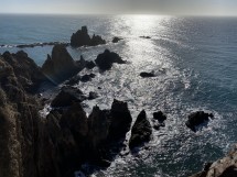 Скалы на берегу моря, солнечный день, спокойные волны