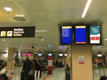 Зал ожидания в аэропорту с информационным табло