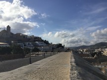 Старый город на фоне облачного неба и гор