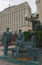 Бронзовые скульптуры людей на скамейке в городе