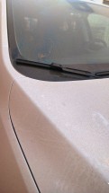 Запыленная поверхность автомобиля с грязным лобовым стеклом