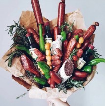 Букет из колбас, перца и бутылочек алкоголя