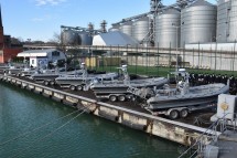 Многочисленные катера на причале у водоема
