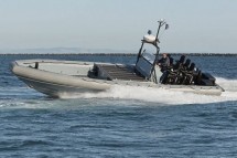 Скоростной катер на воде с одним человеком за рулем