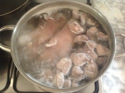 Мясо варится в кастрюле с кипящей водой
