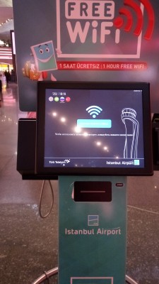 Терминал для подключения к бесплатному Wi-Fi в аэропорту Стамбула