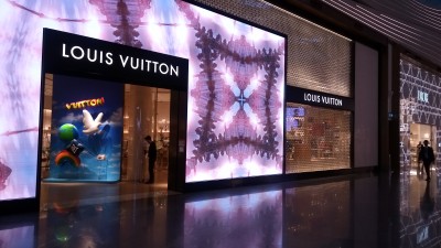 Витрина магазина Louis Vuitton с яркими элементами дизайна