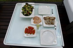 Стол с разнообразными блюдами: салат, мясо, закуски