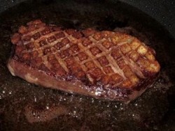Жареный стейк с румяной корочкой на сковороде