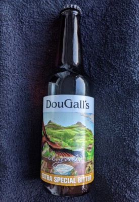 Бутылка пива DouGall's Leyenda Extra Special Bitter на темном фоне — CostaSpain.net Бутылка пива DouGall's Leyenda Extra Special Bitter на темном фоне