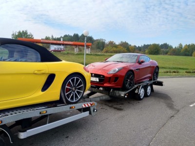 Желтый и красный спортивные автомобили на прицепе