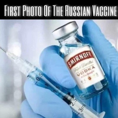 Шприц и бутылка водки в руках в перчатках
