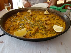 Паэлья с курицей и лимоном на столе