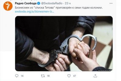 Человек в наручниках, руки держит другая персона
