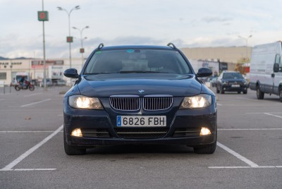 Чёрный автомобиль BMW на парковке — CostaSpain.net Чёрный автомобиль BMW на парковке