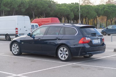 Синий универсал BMW на парковке среди других автомобилей — CostaSpain.net Синий универсал BMW на парковке среди других автомобилей
