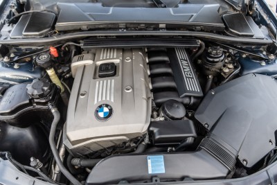 Двигатель BMW под капотом автомобиля — CostaSpain.net Двигатель BMW под капотом автомобиля