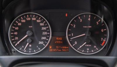 Приборная панель автомобиля с показателями скорости и топлива — CostaSpain.net Приборная панель автомобиля с показателями скорости и топлива